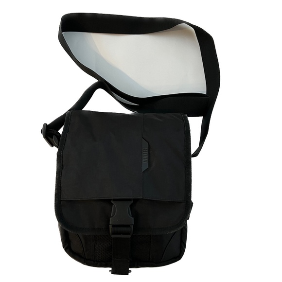 ROOTS Crossbody Bag Black Nylon Buckled Flap Lots of Pockets Back Pouch - Picture 2 of 6